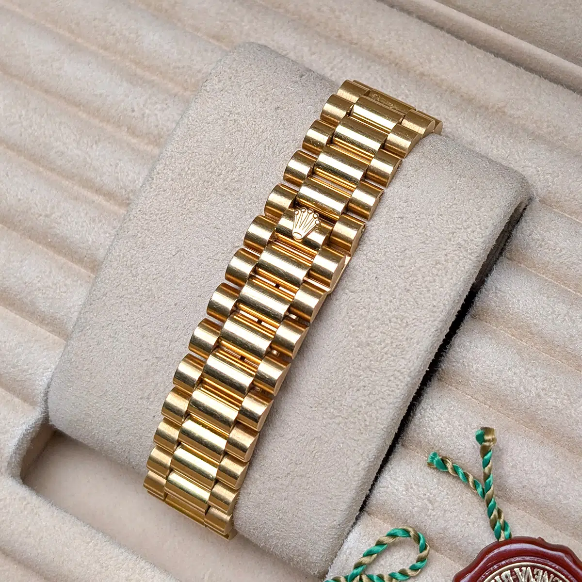 B25A526D-5BE6-48E1-BEF5-16D80F7E668E Rolex Day-Date 36mm 18238 Silver Stick Dial 18k Yellow Gold Watch - Image 4